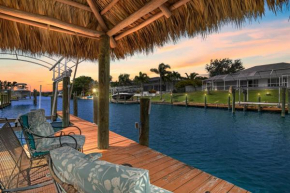 Salt water heated pool home on intersecting canals with bikes - Villa Aleena